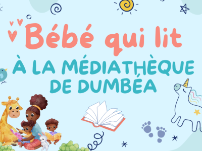 Bébé qui lit à la médiathèque